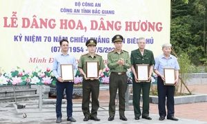 Vinh danh những cá nhân tiêu biểu trong công tác sưu tầm, cung cấp tư liệu lịch sử, tuyên truyền về Anh hùng, Liệt sĩ CAND Cao Kỳ Vân