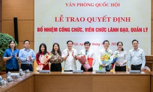 Tổng Thư ký Quốc hội, Chủ nhiệm Văn phòng Quốc hội Bùi Văn Cường trao quyết định bổ nhiệm công chức lãnh đạo, quản lý