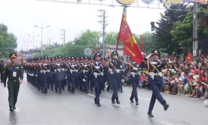 Sôi nổi hào hùng lễ diễu binh, diễu hành trên những tuyến phố ở Điện Biên