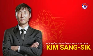 Ông Kim Sang-sik là HLV trưởng đội tuyển bóng đá Việt Nam