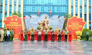 Khánh thành công trình "Tượng đài Chủ tịch Hồ Chí Minh và bức Phù điêu Bác Hồ với Công an Thủ đô"