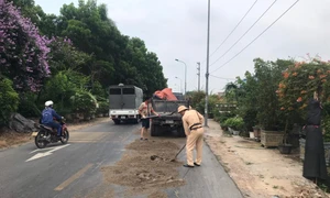 Cảnh sát giao thông "thần tốc" truy tìm tài xế gây ra vết dầu loang kéo dài 3km trên đường gom Võ Nguyên Giáp