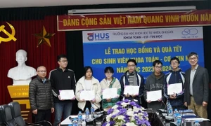 Sinh viên Toán - Cơ - Tin học, Trường ĐH Khoa học Tự nhiên nhận hơn 1 tỷ đồng học bổng, quà Tết