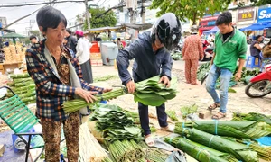 TP. Hồ Chí Minh: Tấp nập chợ lá dong lớn nhất Thành phố những ngày cận Tết