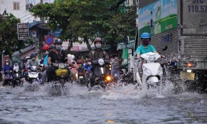 TP. Hồ Chí Minh: Triều cường lên cao, chủ động ứng phó tình trạng ngập lụt