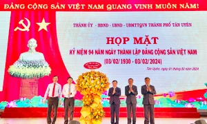 Bình Dương: TP Tân Uyên họp mặt Kỷ niệm 94 năm ngày thành lập Đảng Cộng sản Việt Nam và trao tặng Huy hiệu Đảng