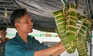 Hải đội Dân quân Kiên Giang trổ tài gói, nấu bánh tét ăn Tết