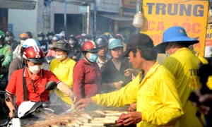 TP. Hồ Chí Minh: Nhộn nhịp phố cá lóc nướng ngày vía Thần Tài