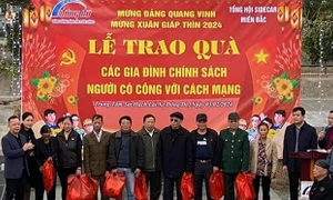 Trao quà tết cho các thương bệnh binh, gia đình chính sách