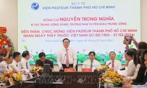 Trưởng Ban Tuyên giáo Trung ương Nguyễn Trọng Nghĩa thăm, chúc mừng một số đơn vị y tế trên địa bàn TP. Hồ Chí Minh