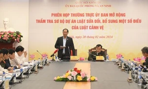 Phó Chủ tịch Quốc hội, Thượng tướng Trần Quang Phương dự phiên họp thẩm tra sơ bộ dự án Luật sửa đổi, bổ sung một số điều của Luật Cảnh vệ