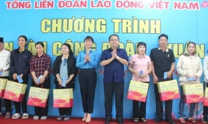 200 người lao động về quê đón Tết trên “Chuyến tàu Công đoàn - Xuân 2024”