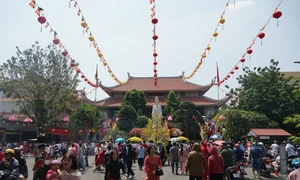 TP. Hồ Chí Minh: Người dân nô nức đi lễ chùa ngày đầu năm mới