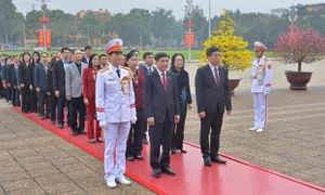 Tổng Thư ký Quốc hội, Chủ nhiệm Văn phòng Quốc hội Bùi Văn Cường dâng hương tưởng niệm Chủ tịch Hồ Chí Minh