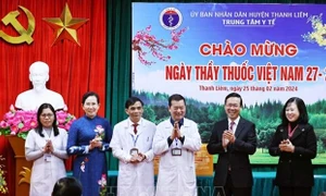 Chủ tịch nước Võ Văn Thưởng thăm, chúc mừng các y, bác sĩ tại tỉnh Hà Nam