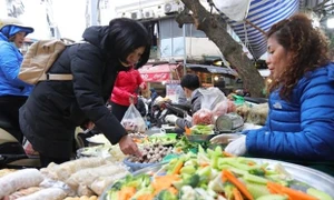 Mùng 3 Tết, nhiều mặt hàng thực phẩm, hoa tươi đã 'hạ nhiệt'