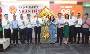 Phó Bí thư Thành ủy, Chủ tịch HĐND Thành phố, Phó Trưởng đoàn ĐBQH Thành phố Hà Nội Nguyễn Ngọc Tuấn chúc mừng Báo Đại biểu Nhân dân nhân ngày 21.6