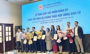 Trao giấy xác nhận đăng ký cung cấp dịch vụ chứng thực hợp đồng điện tử cho 5 đơn vị đủ điều kiện