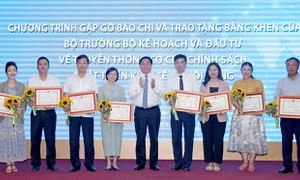 Bộ Kế hoạch và Đầu tư tôn vinh 50 tập thể, cá nhân tiêu biểu về truyền thông chính sách phát triển vùng