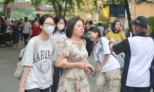 Sáng nay, hàng nghìn thí sinh “đua tranh” vào hai trường chuyên THPT thuộc ĐH Quốc gia Hà Nội