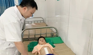 Bị ngã trong vườn nhà, bé trai 8 tuổi phải cấp cứu vì vỡ lá lách độ 4