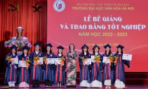 Trường ĐH Văn hóa Hà Nội trao bằng tốt nghiệp cho gần 800 tân cử nhân