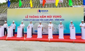 Thông hầm Núi Vung trên tuyến cao tốc Cam Lâm – Vĩnh Hảo