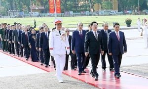 Lãnh đạo Đảng, Nhà nước tưởng niệm các Anh hùng liệt sỹ và vào Lăng viếng Chủ tịch Hồ Chí Minh