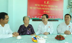 Phó Chủ tịch Thường trực Quốc hội Trần Thanh Mẫn thăm, tặng quà gia đình người có công với cách mạng tại Long An