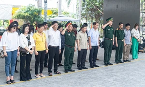 Đoàn công tác Ban Dân nguyện dâng hương tưởng niệm các Anh hùng liệt sỹ và tặng quà gia đình chính sách tại Hà Giang