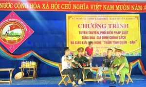 Hoà Bình: Lữ đoàn công binh 72 tuyên truyền, phổ biến pháp luật cho Nhân dân xã Kim Bôi