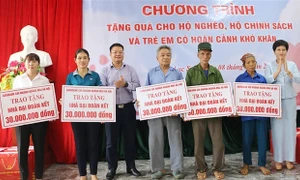 Đoàn ĐBQH tỉnh Hòa Bình tặng quà gia đình chính sách và học sinh nghèo huyện Lạc Sơn