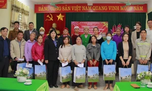 Đảng ủy cơ quan Văn phòng Quốc hội thăm và tặng quà cho các gia đình chính sách tại tỉnh Hòa Bình