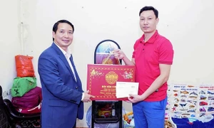 Phó Chủ nhiệm Văn phòng Quốc hội - Trợ lý Chủ tịch Quốc hội Phạm Thái Hà tặng quà Tết đoàn viên công đoàn Văn phòng Quốc hội