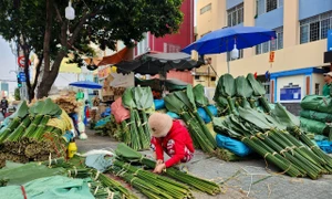 Chợ lá dong ở TP. Hồ Chí Minh nhộn nhịp ngày giáp Tết