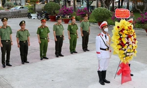 Chủ nhiệm Ủy ban Quốc phòng và An ninh, Trung tướng Lê Tấn Tới dâng hương, chúc Tết tại tỉnh Bạc Liêu