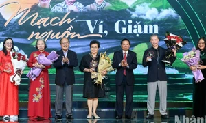 Nguyên Chủ tịch Quốc hội Nguyễn Sinh Hùng tham dự Chương trình nghệ thuật "Mạch nguồn ví, giặm"