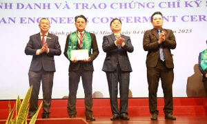 Vinh danh và trao chứng chỉ, huy hiệu kỹ sư chuyên nghiệp ASEAN năm 2021 - 2022