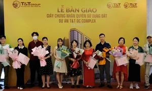 Cư dân T&T DC Complex nhận bàn giao giấy chứng nhận quyền sử dụng đất