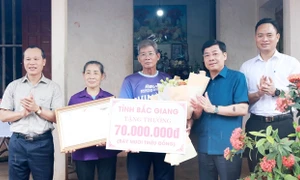 Bắc Giang: Bí thư Tỉnh ủy Dương Văn Thái đến thăm gia đình, khen thưởng VĐV Nguyễn Thị Oanh