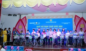 Tiếp bước tới trường cho các em học sinh tỉnh Đồng Tháp