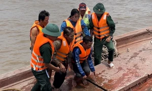 Vật lộn với sóng lớn, lính biên phòng cứu sống 4 nạn nhân bị chìm tàu ở Kiên Giang