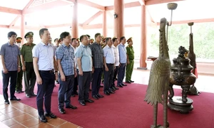 Thường trực Ủy ban Quốc phòng và An ninh dâng hương tại Khu tưởng niệm Chủ tịch Hồ Chí Minh ở Cà Mau