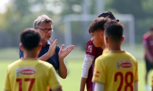 HLV Philippe Troussier: “Trận đầu bao giờ cũng khó khăn!”