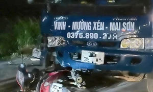 Hai người tử vong, một người nguy kịch sau khi va chạm với ô tô tải