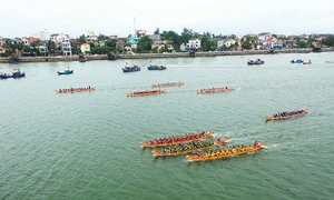 Rộn ràng Lễ hội đua thuyền trên sông Nhật Lệ