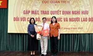 Văn phòng Quốc hội trao quyết định nghỉ hưu với công chức tại Cục Quản trị II