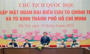 Chủ tịch Quốc hội Vương Đình Huệ gặp mặt Đoàn đại biểu Ban Liên lạc Cựu tù chính trị và tù binh TP. Hồ Chí Minh