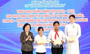 Trao 113 suất học bổng Vừ A Dính cho học sinh Trà Vinh