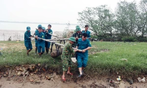 Đi đánh cá, phát hiện quả bom "khủng"